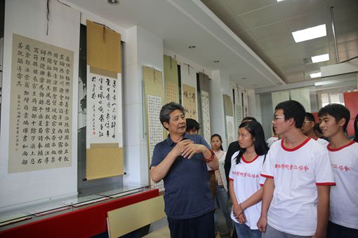 蔡祥麟教授参观我校书法作品展室